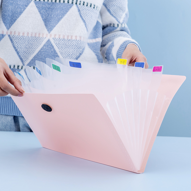 Tech Accessories Organizer - 1. Folder berisi dokumen siswa dengan